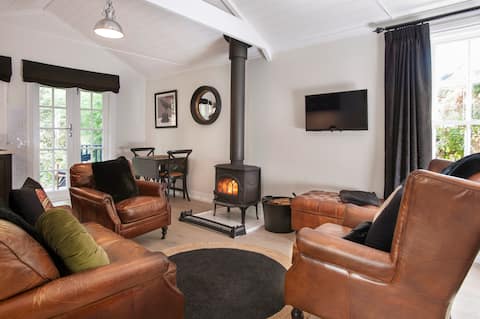 Top Airbnb: Romantic Escape at Pet-friendly Leddicott Cottage in Melbourne