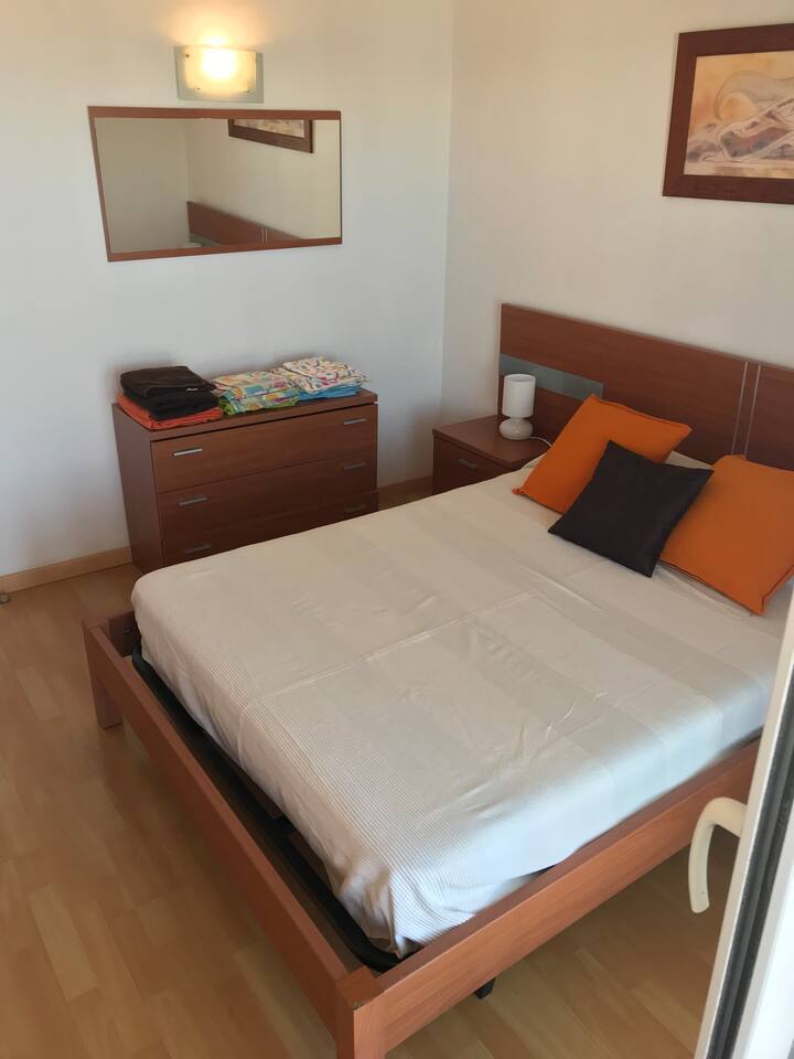 带电动百叶窗和露台出口的卧室。 