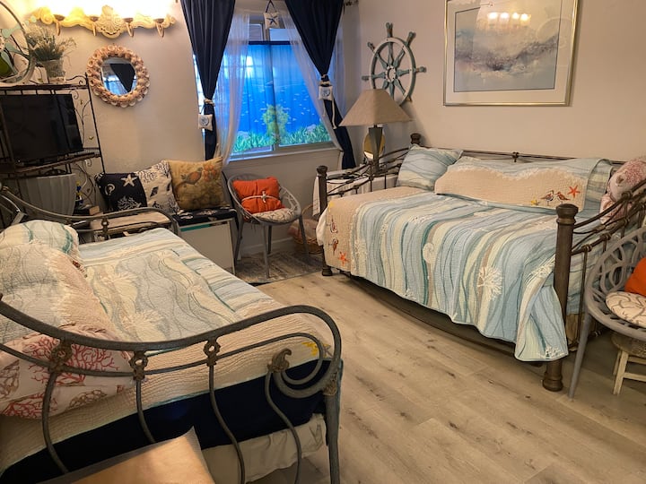 El segundo dormitorio ofrece flexibilidad para dormir tres personas con una cómoda cama nido. Se proporcionan sábanas adicionales en el espacioso armario, lo que garantiza una estancia tranquila para todos.