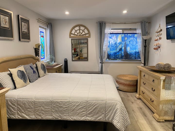 California King: ¡disfruta de una comodidad espaciosa! La cama ajustable cuenta con iluminación multicolor debajo de la cama, inclinación de los pies y la cabeza, modos de gravedad cero y de descanso, así como ajustes de vibración relajantes para un descanso total y una noche de sueño reparador.