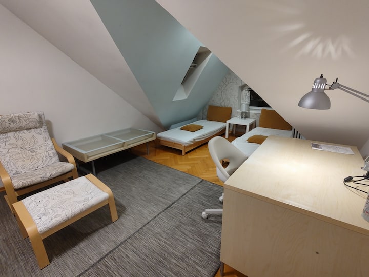 เตียงเดี่ยว 2 เตียงเก้าอี้เลานจ์โต๊ะทำงานในห้องนอนที่สอง