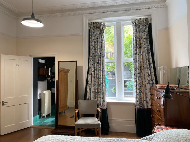 Spavaća soba sa spojenom kupaonicom. 