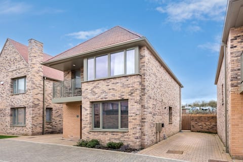 Stylish 4-BR House with 3 Ensuite & Free Parking