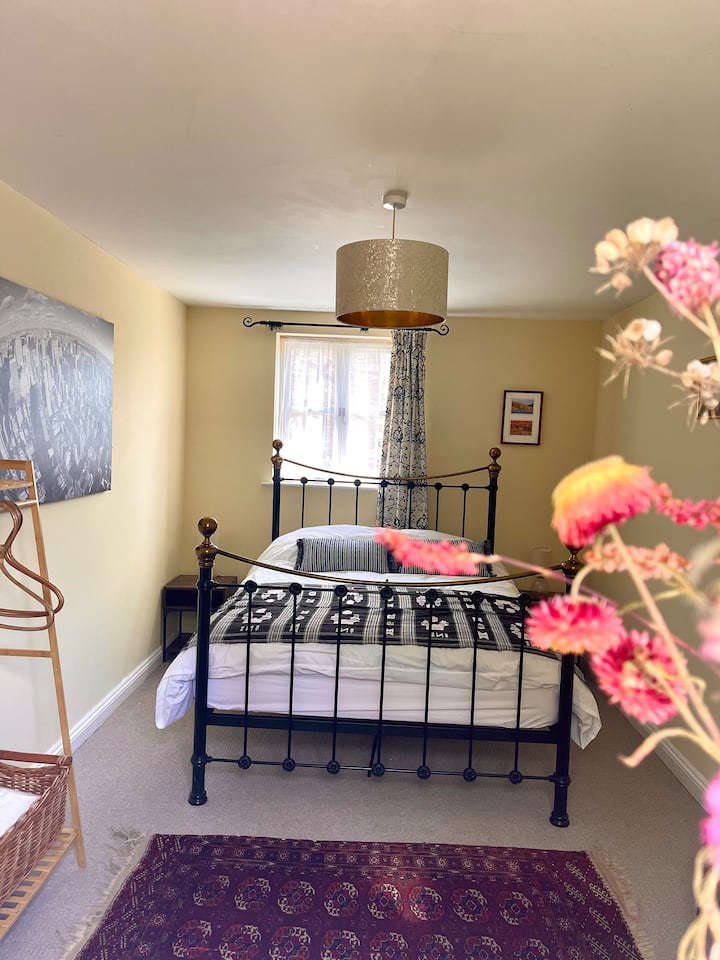 Dormitorio 1 con cama tamaño king junto al baño