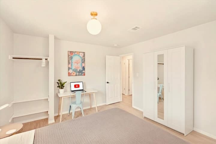 أكبر غرفة نوم في المنزل. يحتوي على سرير بحجم كوين ومكتب عمل وكرسي وخزانة ملابس مفتوحة وخزانة ملابس. يحصل على الكثير من الضوء الطبيعي. تحتوي النوافذ على ستائر للخصوصية. تتمتع الغرفة بإمكانية الوصول إلى الفناء الخلفي.