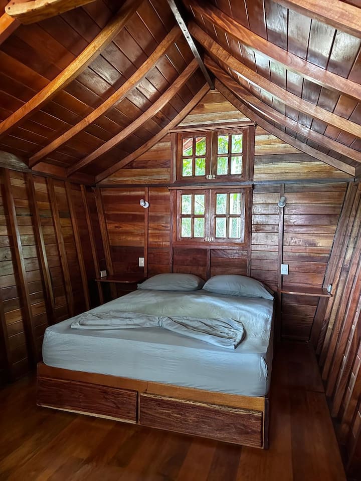 Bračni krevet, pametni TV, klima-uređaj