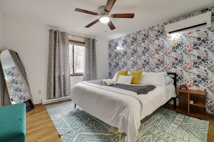 Dormitorio principal en el primer piso con cama tamaño king y unidad de aire acondicionado/calefacción sin conductos.