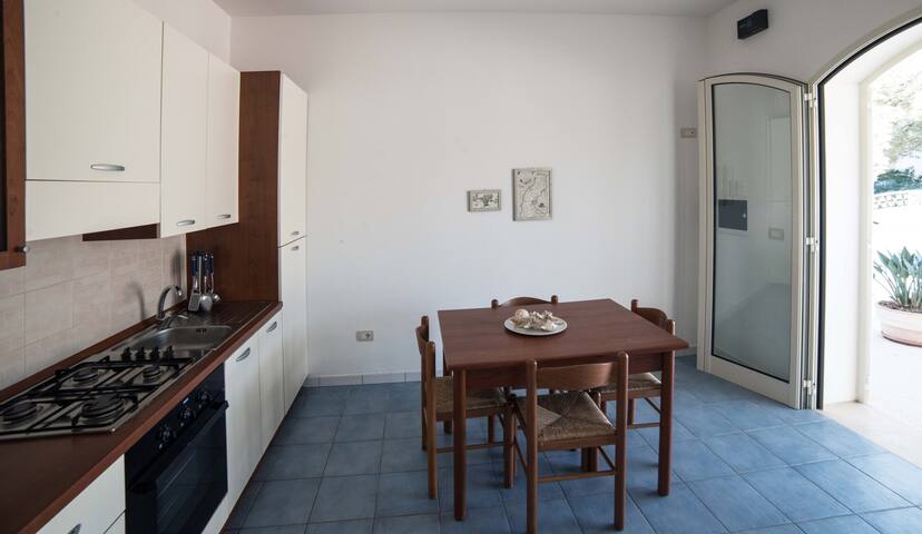 {Le Bianche 2 villetta a 80 mt dal mare} gallery image 5