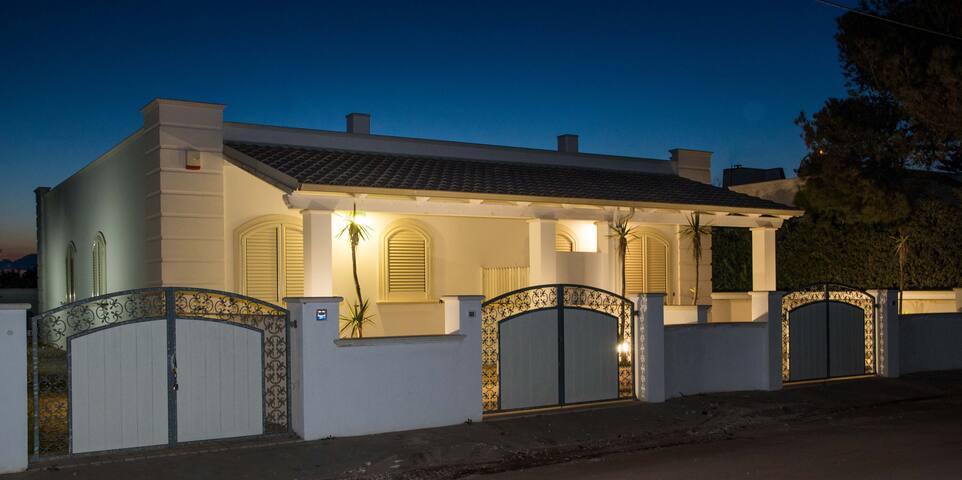 {Le Bianche 2 villetta a 80 mt dal mare} gallery image 2