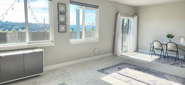 Private Spacious Basement Suite  And View Backyard - Woodinville, WA