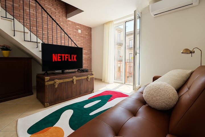 אפשר להירגע בסלון מואר ומזמין עם ספה נוחה מעור, טלוויזיה חכמה עם נטפליקס ללילות נעימים, ושילוב מקסים של עיצוב מודרני ופרטים כפריים. חלונות גדולים ודלתות מרפסת מאפשרים כניסת הרבה אור טבעי.