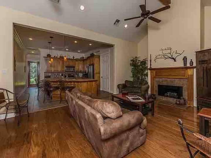Long/short-term/luxury/central Location/60+reviews - Lafayette, LA