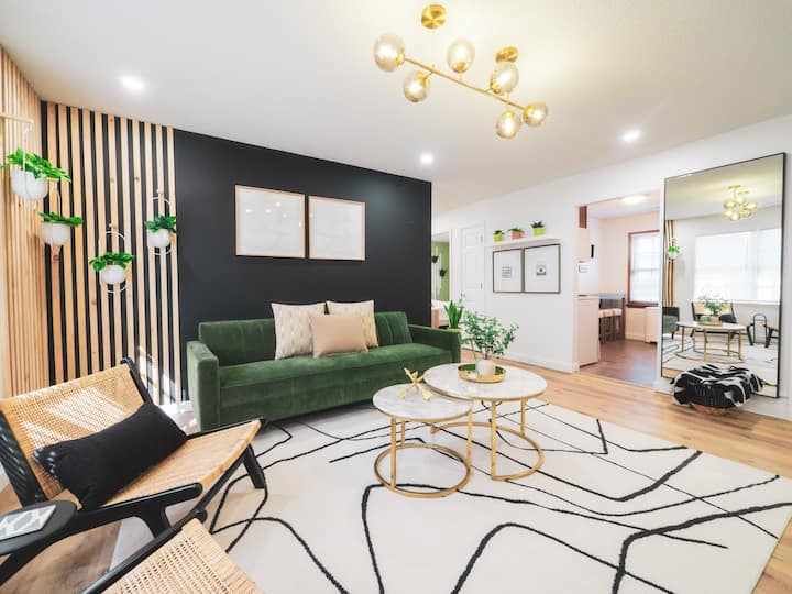 Remodeled | Walk To Mass + Private Parking + W/d - Lawrence, KS