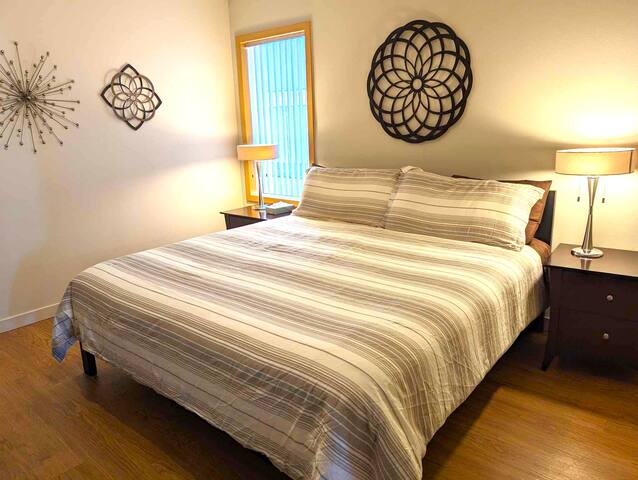 Huge at Harbor Steps ~ Pike Pl Market (6 ad max) gallery image 5