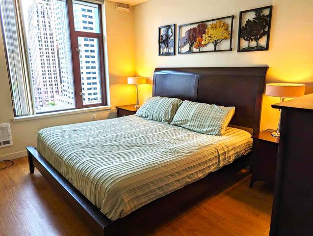 Huge at Harbor Steps ~ Pike Pl Market (6 ad max) gallery image 4