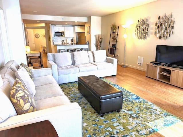 Huge at Harbor Steps ~ Pike Pl Market (6 ad max)