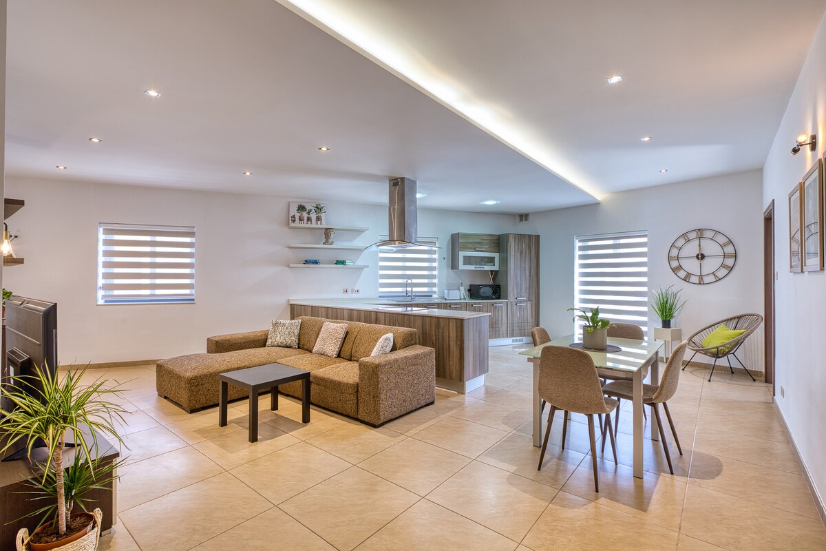 Cozy apartment minutes to seafront