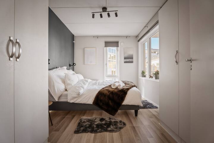 Downtown Corner Apt | Sunny Balcony & Free Parking gallery image 4