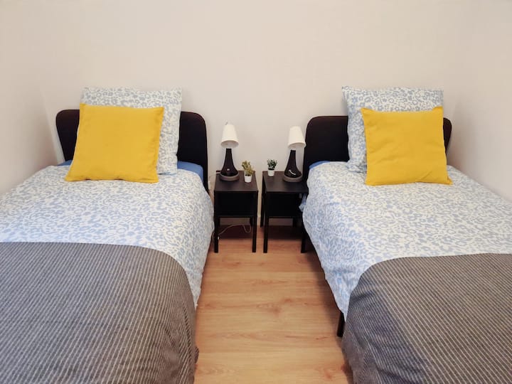 Spavaća soba 2 kreveta 90 x 200