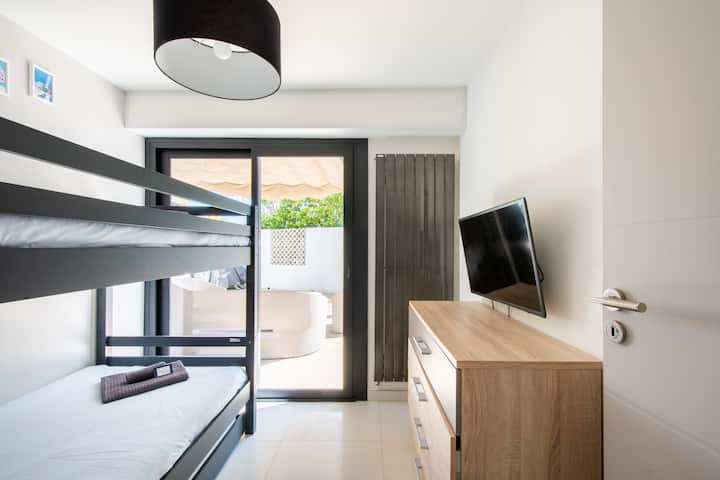 Habitación con literas reservadas para niños, habitación sin aire acondicionado que da a la terraza sin vecinos a dos pasos de la hermosa playa de Couchant.