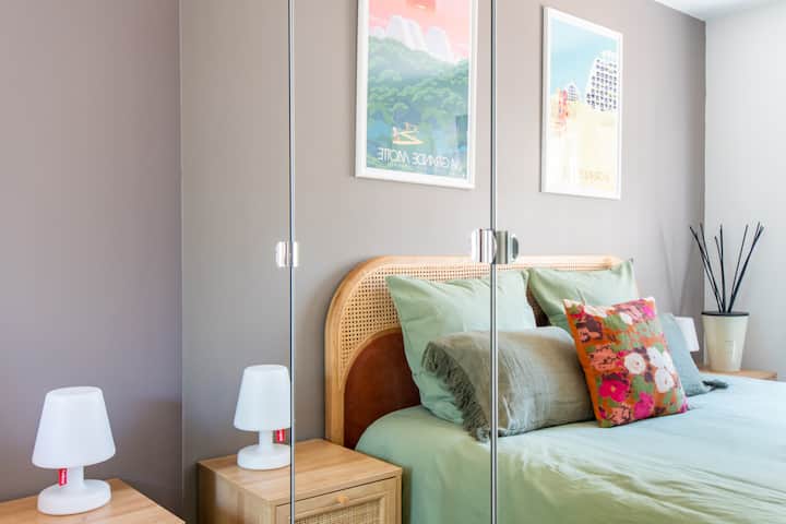 Habitación amplia y cómoda; cama de 160, sin aire acondicionado, pero la de la sala de estar aporta frescura a toda la casa, 
Gran armario de pared .