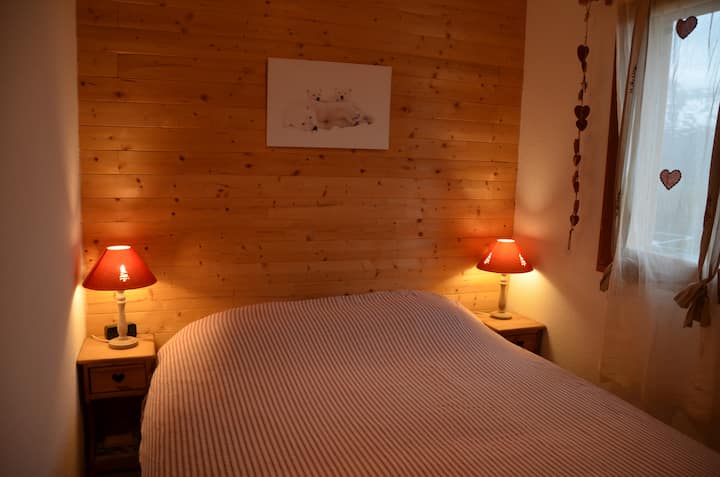 Chambre avec placard et lit double en 160 x 200 cm. 