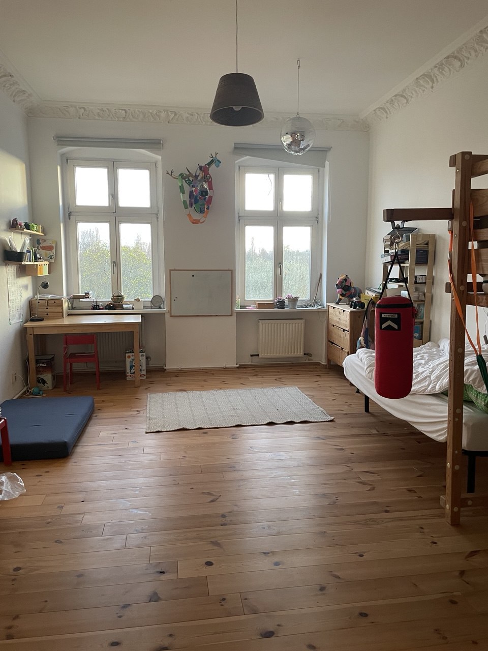 dhomë e madhe e ndriçuar për fëmijë me një krevat tek dhe një krevat marinari. 