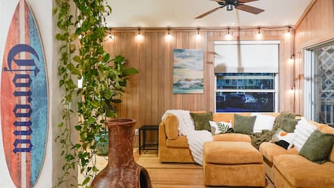 Popular Airbnb listing: Sunshine Lane in Treasure Island