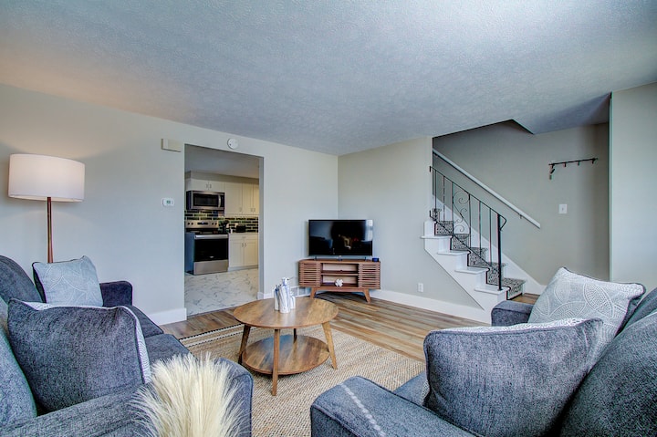 Cozy 2BR with Garage | Central North Canton