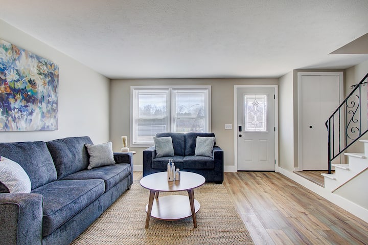 Spacious 2BR Near Pro Football HOF & CAK
