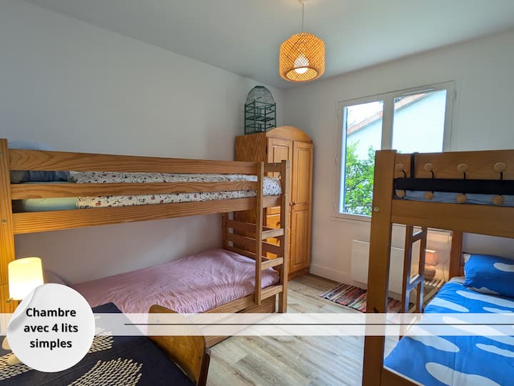 Chambre avec lits superposés en bois, idéale pour les enfants.