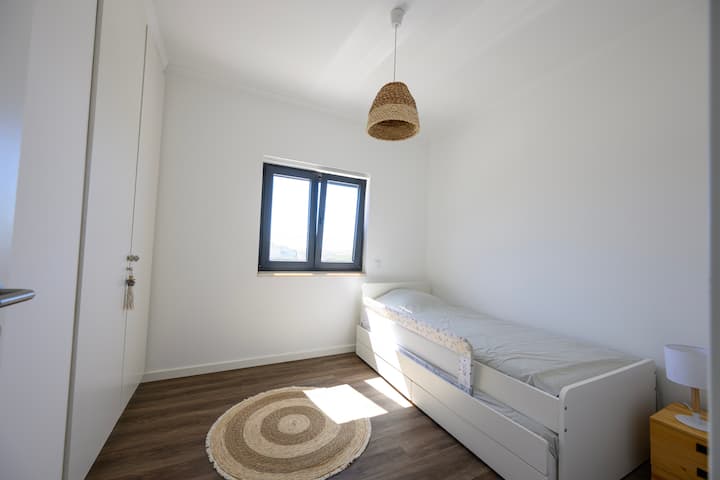 Quarto com estores eléctricos, 2 camas de solteiro ( 1 em gaveta) possibilidade de tirar a barra lateral da cama