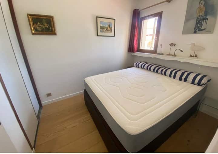 Vrhunski raspored spavanja za glavnu spavaću sobu i ormar. 
Luka je živahno područje tijekom dana, ali vrlo tiho noću.