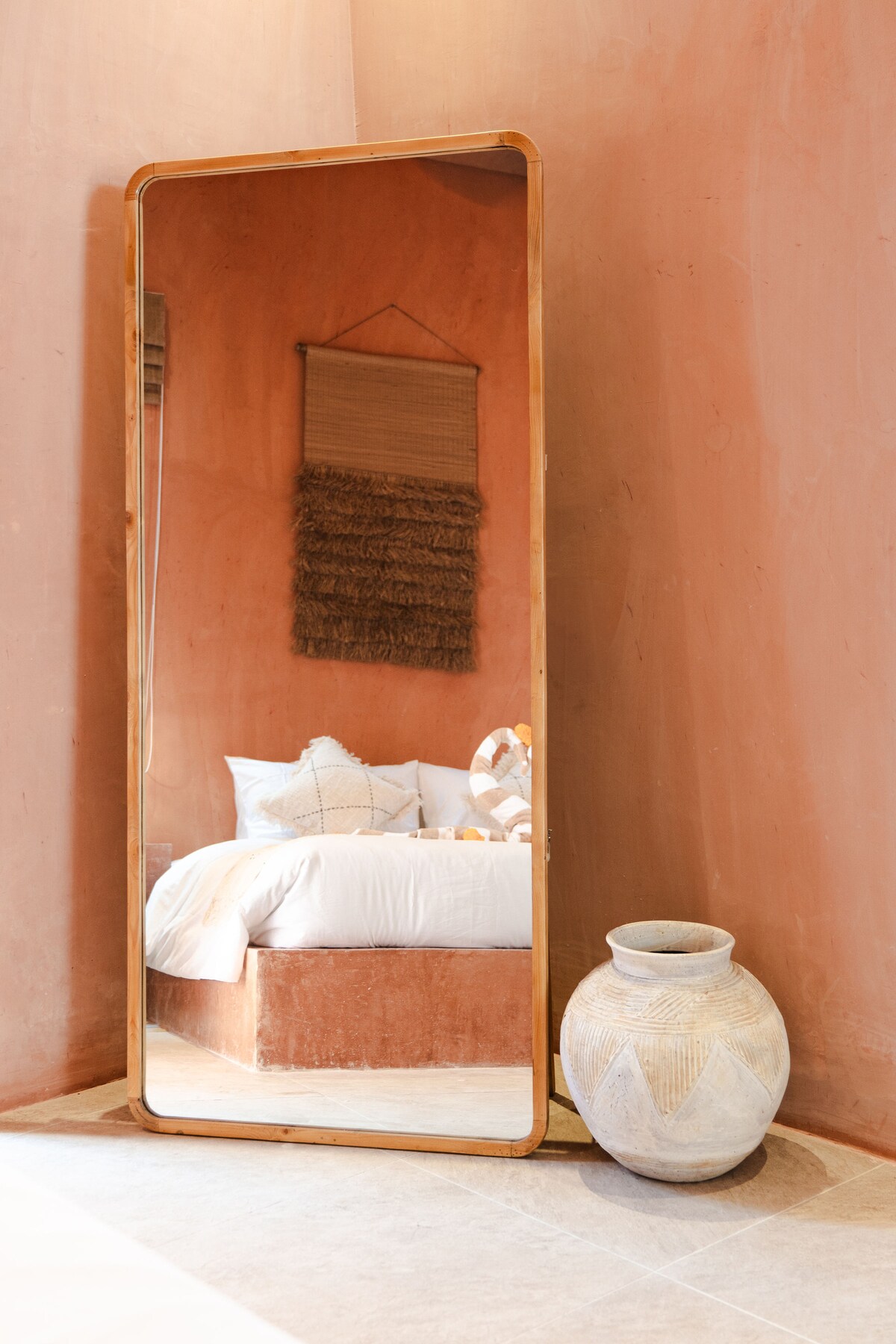 לחוות מגע של אלגנטיות עם עיצוב המיטה הייחודי של Casa Papaya Bali - שילוב מושלם של נוחות ואמנות, שיוצר אווירה מזמינה לשהייה שלכם. #casapapayabali
