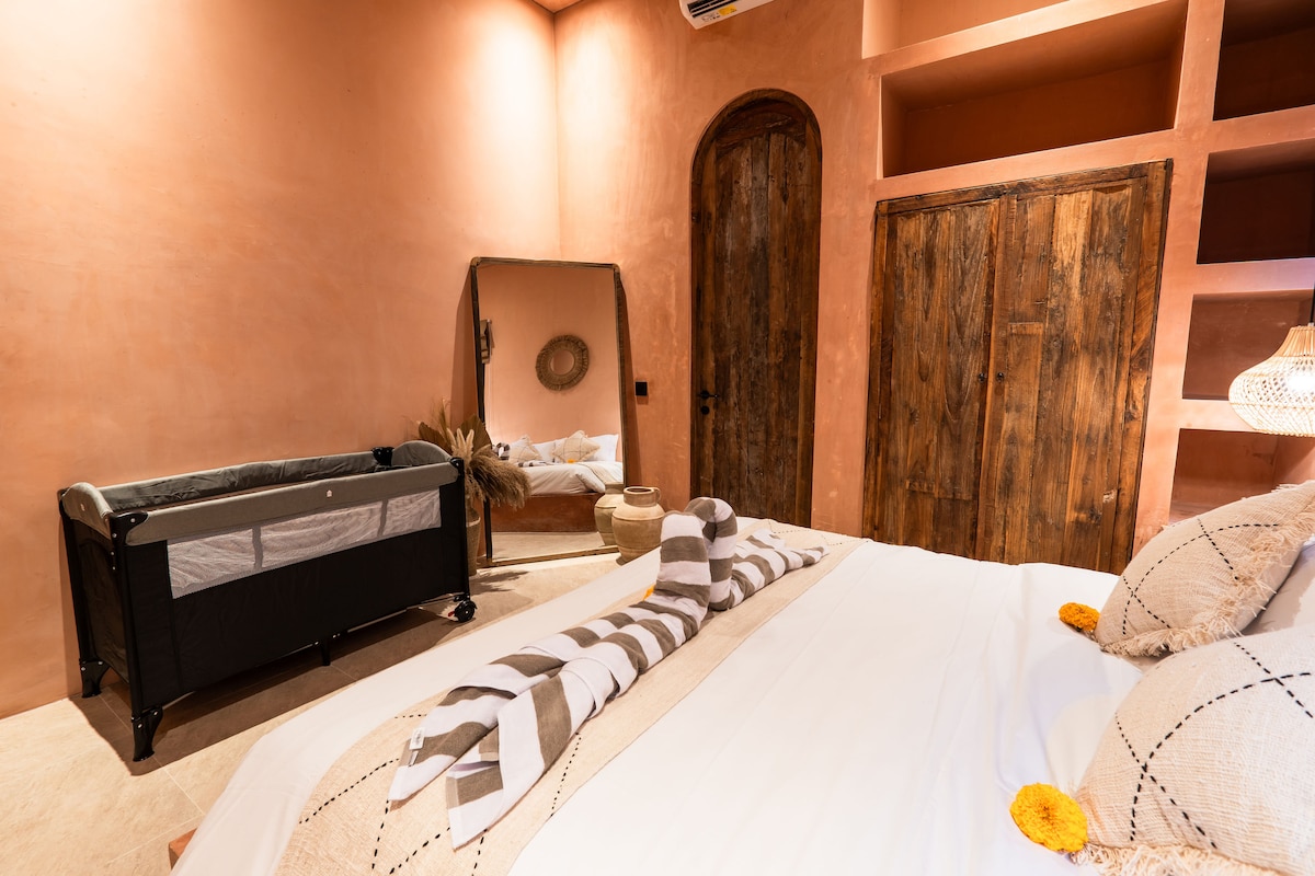 היכנסו לשלווה ולנוחות בחדר השינה הצמוד של Casa Papaya Bali - מקום מפלט שליו המשלב סגנון טרופי עם הקסם המרגיע של באלי. 
מקום המפלט האישי שלכם מוכן. #casapapayabali
