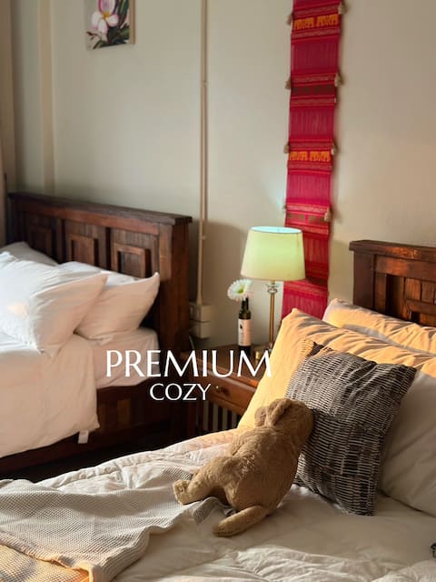 Cozy House next to the popular Saturday Walking Street ~ Entire house with mountain views
