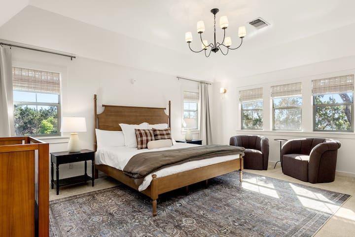 Svijetla, prostrana i mirna – glavna spavaća soba pravo je utočište. S velikim bračnim krevetom, udobnim prostorom za sjedenje i prozorima koji ispunjavaju sobu prirodnim svjetlom i pogledom na Hill Country, ovo je savršeno mjesto za odmor i punjenje baterija.