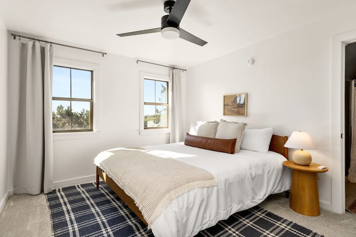 Ova spavaća soba ima privatnu kupaonicu.