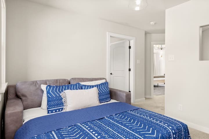 Sofa za spavanje u dnevnom boravku na katu otprilike je veličine bračnog kreveta.  Najprikladniji je za odrasle manje tjelesne građe ili djecu. (To nije isti dnevni boravak na katu kao „dječje krilo”)