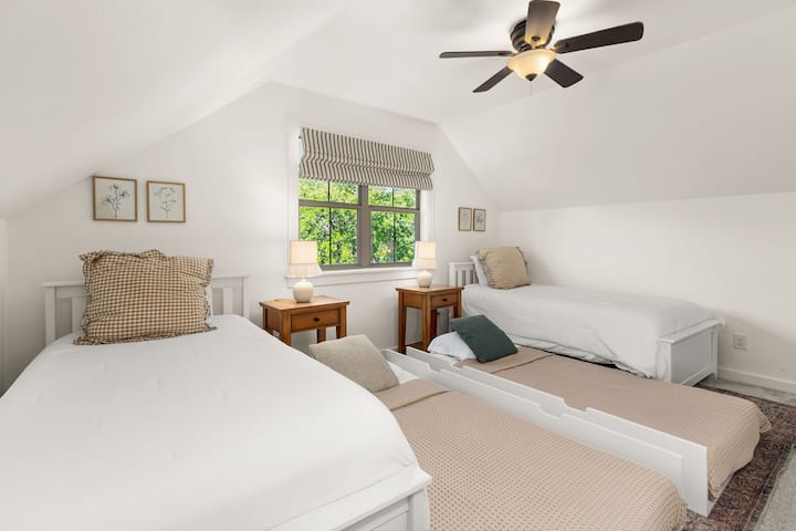 Šesta spavaća soba ima četiri jednostruka kreveta.  Donji jednostruki kreveti spremaju se ispod gornjih jednostrukih kreveta prilikom dolaska. 