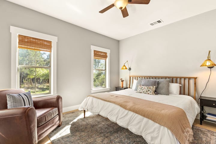 U spavaćoj sobi koja se nalazi u prizemlju, tik uz predvorje, nalazi se veliki bračni krevet.