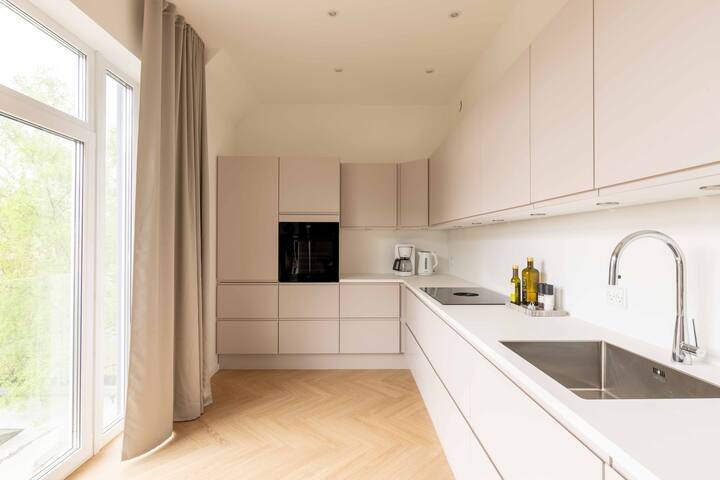 Stunning Premium apartment with Private Rooftop gallery image 4