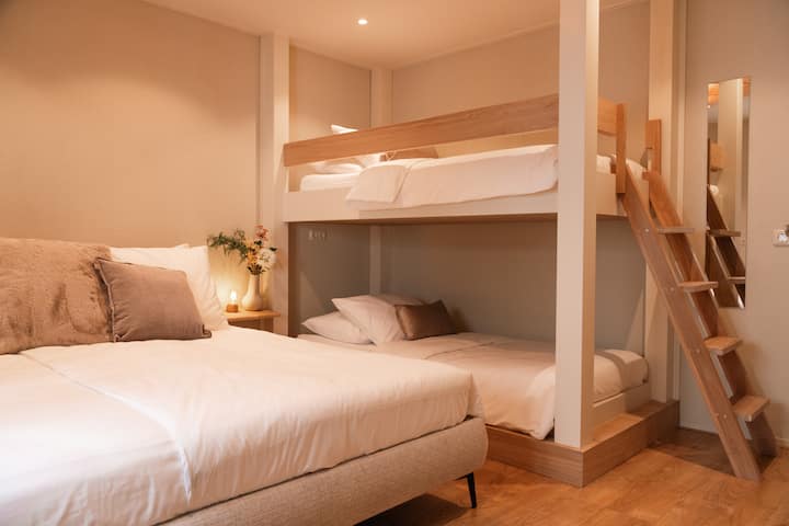 Chaque chambre dispose d'une coiffeuse avec un grand miroir. 