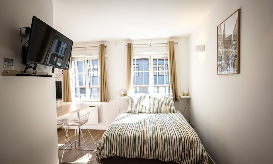 سرير مريح ومريح، مصنوع عند وصولك... مثالي لقضاء ليلة مريحة بعد يوم من الزيارة أو العمل. 
الوصول إلى Netflix لأمسيات التلفزيون في المنزل