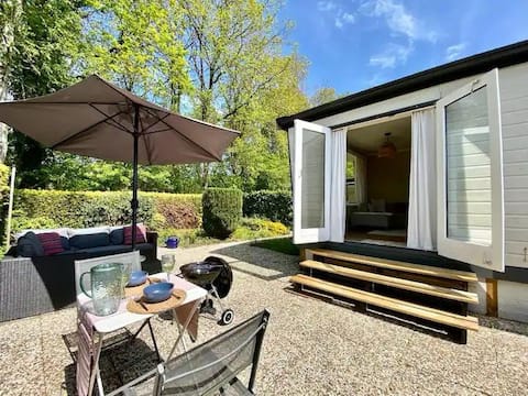 "Woodz" on the edge of the forest with garden and bicycles included!