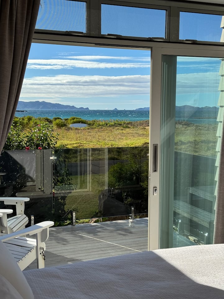 Изглед към плажа! Можете да виждате и чувате вълните от основната спалня!