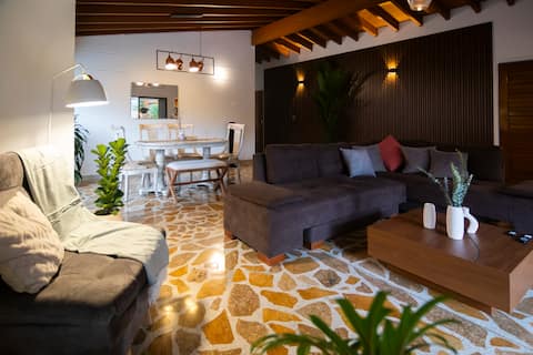 Top Airbnb: Stylish Home: Laureles Prime Location + Parking in Laureles Estadio