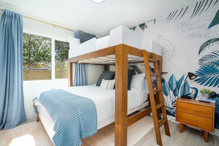 Udobno spavajte u ovom drvenom potkrovlju s bračnim krevetom, 55-inčnim televizorom i USB svjetiljkom – savršeno za djecu, tinejdžere ili odrasle koji putuju zajedno. Bilo da se radi o obiteljskom putovanju ili grupnom odmoru, svatko će imati prostor za opuštanje i punjenje baterija u stilu. 