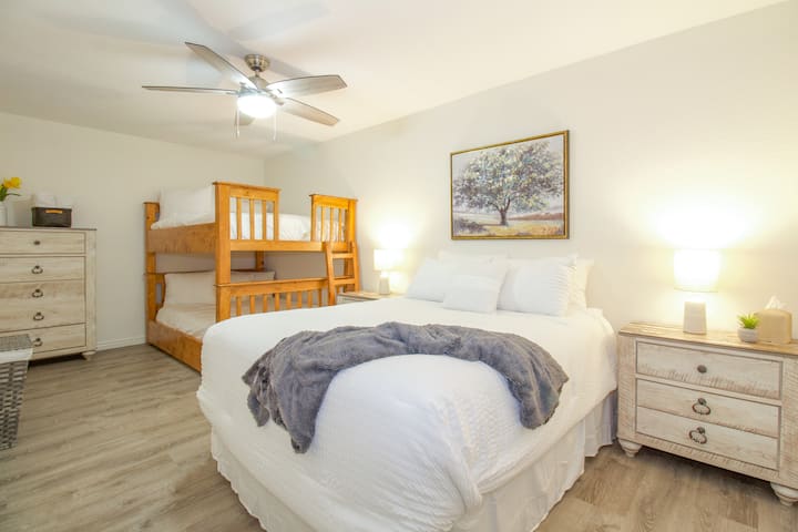 Apatiniame aukšte esantis dviaukštis kambarys su dvigule lova ir dviaukštėmis lovomis. ** Tai yra duobė ** Nėra spintos ir durų **