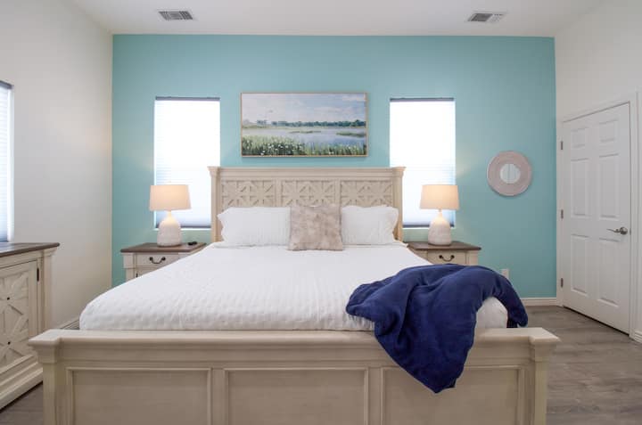 Pagrindinis aukštas - pagrindinis miegamasis su vonios kambariu. 